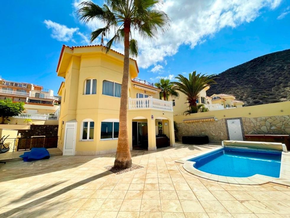 Villa for sale in  Los Cristianos, Spanyolország - TRC-1197