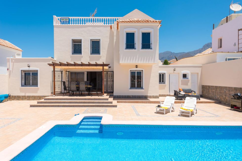 Villa for sale in  Madroñal, Spain