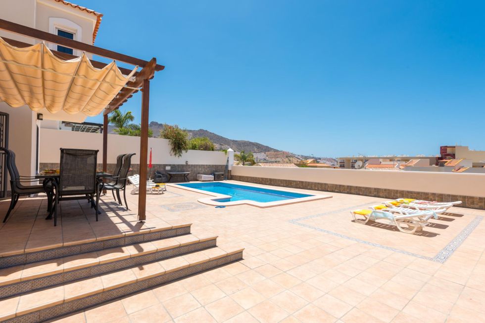 Villa for sale in  Madroñal, Spain