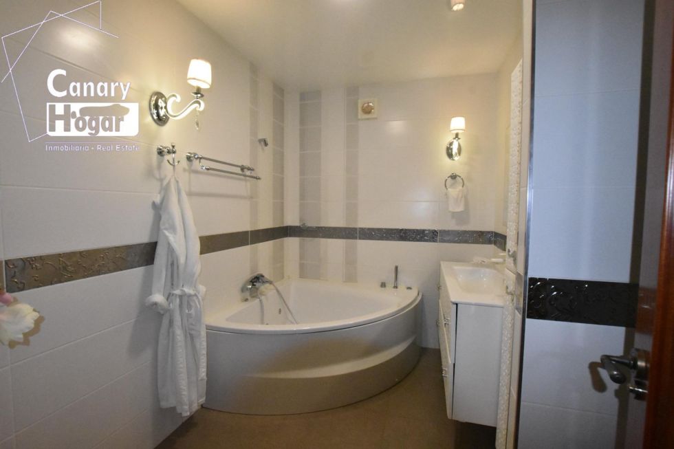 Semi-detached house for sale in  Callao Salvaje, Spain - 056931