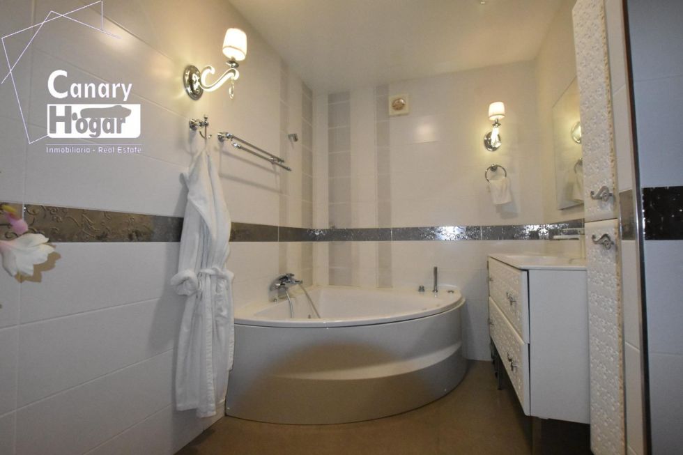 Semi-detached house for sale in  Callao Salvaje, Spain - 056931