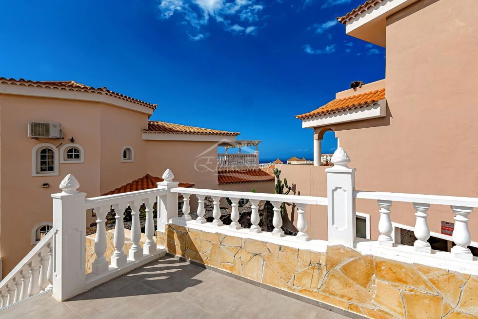 Semi-detached house for sale in  Callao Salvaje, Spain - 6016
