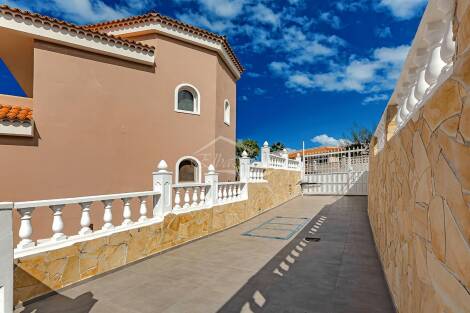 Semi-detached house for sale in  Callao Salvaje, Spain - 6016