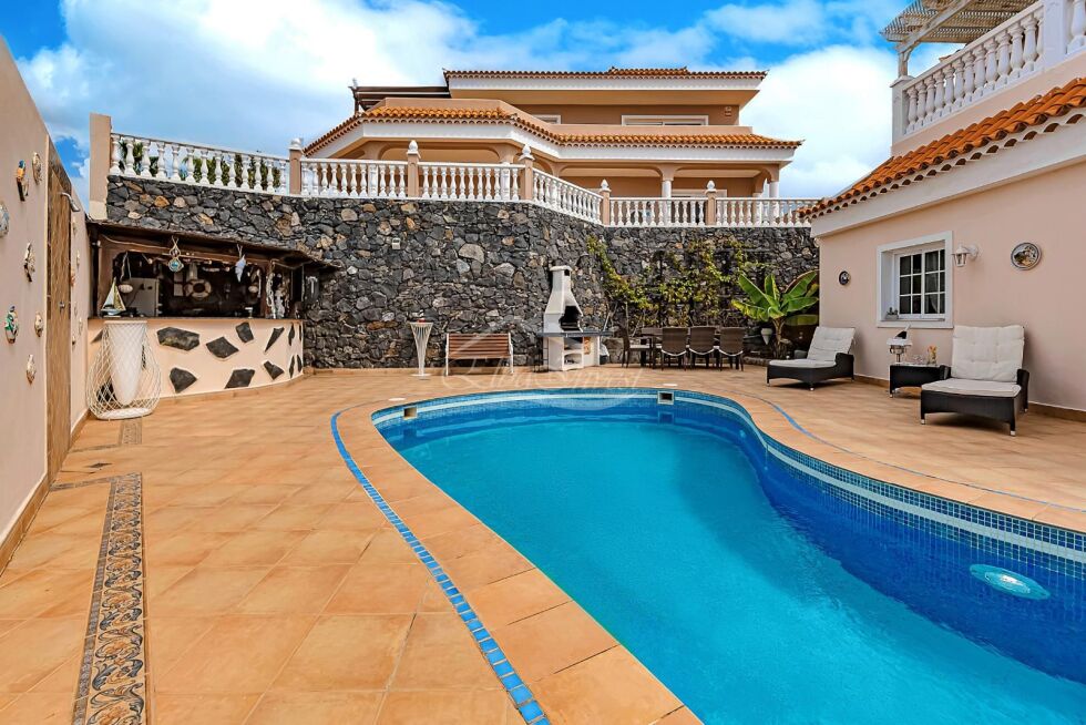 Semi-detached house for sale in  Callao Salvaje, Spain - 6016