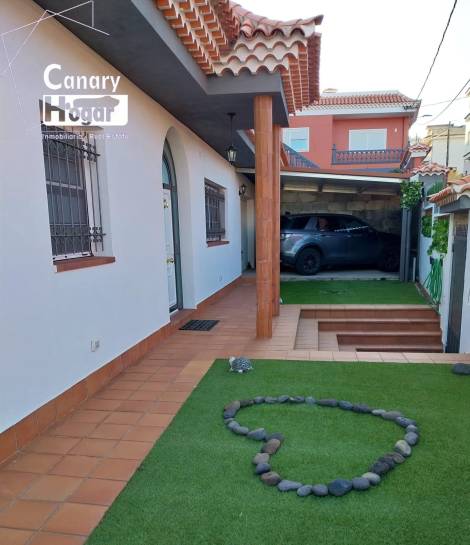 Semi-detached house for sale in  La Laguna, Spain - 049771