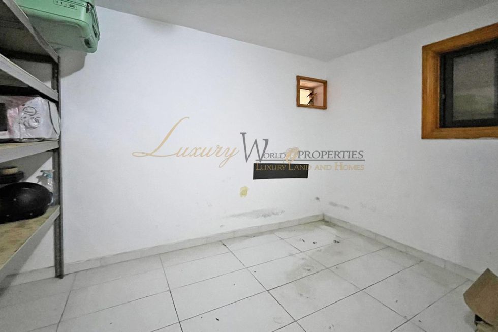Store for sale in  Costa Adeje, Spain - LWP5030 Andalucia - Torviscas Alto