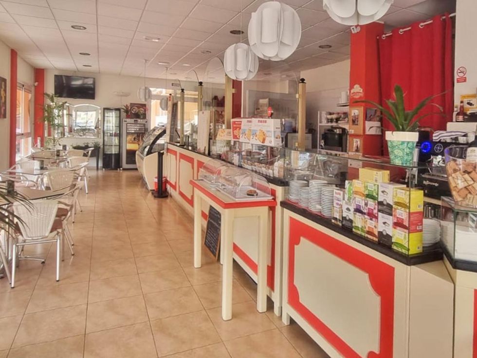 Store for sale in  Guía de Isora, Spain - LWP4936 Traspaso Heladería-Playa San Jua