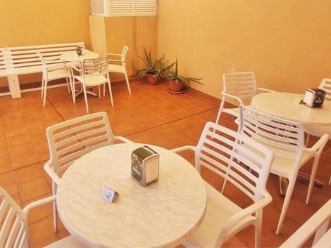 Store for sale in  Guía de Isora, Spain - LWP4936 Traspaso Heladería-Playa San Jua