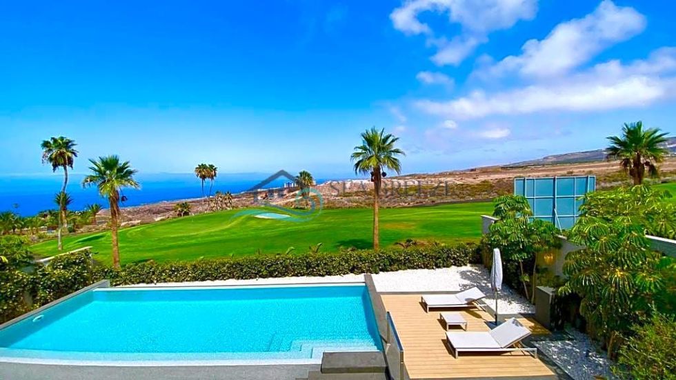Villa for sale in  CALLE TAJORE, Spain - BES261