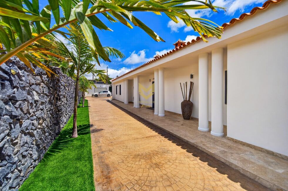 Villa for sale in  Adeje, Spain - P00102