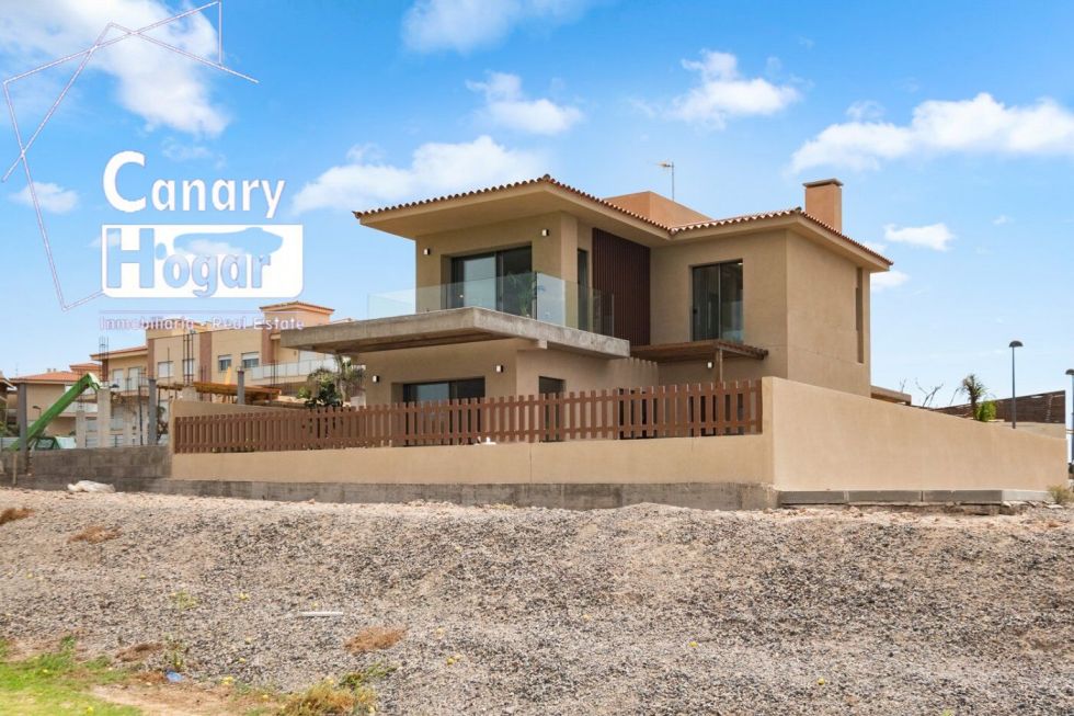 Villa for sale in  Amarilla Golf, Spain - 055131