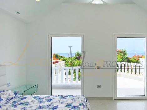 Villa for sale in  Lagos de Fañabé Beach Resort, Playa de Fañabe, Španělsko - LWP4265 Lagos de Fanabe - Costa Adeje