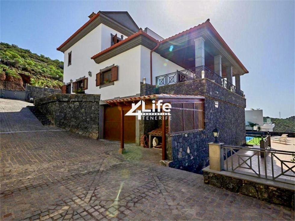 Villa for sale in  Costa Adeje, Spain - MT-0602231