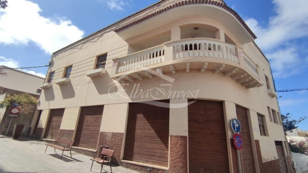 Villa for sale in  Guía de Isora, Spain - 5642