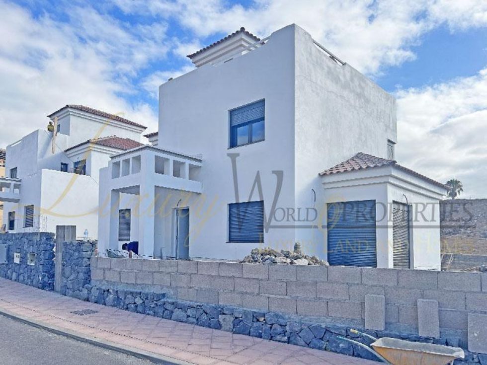 Villa for sale in  San Miguel de Abona, Spain - LWP4210 Casa en Amarilla Golf