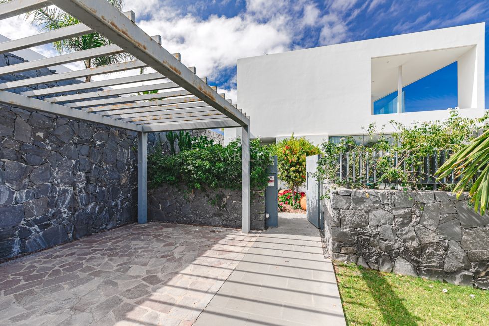Villa for sale in  Santa Cruz de Tenerife, Spain - P2048